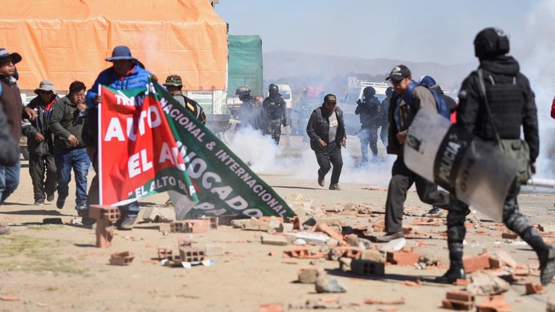 Pengemudi truk memblokir jalan raya menuju Desaguadero saat pengemudi melakukan pemogokan selama 48 jam sebagai protes atas kekurangan bahan bakar dan kurangnya dolar AS, di Laja, dekat El Alto, Bolivia 3 Juni 2024. (REUTERS/Claudia Morales)