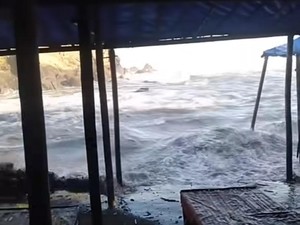 Gelombang Tinggi Terjang Pantai di Jember, Sejumlah Warung Rusak