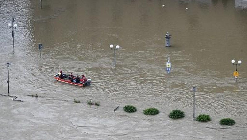 A gold selling shop is under water in a flooded street in the center of Passau in Bavaria, southern Germany, on June 4, 2024. Heavy rains from May 31, 2024 onwards have led to flooding across the southern German states of Baden-Wuerttemberg and Bavaria and that have claimed four lives so far. Thousands of people in these regions had to leave their homes. (Photo by Michaela STACHE / AFP)