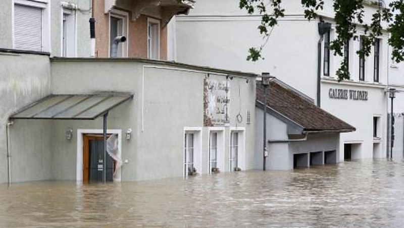 A gold selling shop is under water in a flooded street in the center of Passau in Bavaria, southern Germany, on June 4, 2024. Heavy rains from May 31, 2024 onwards have led to flooding across the southern German states of Baden-Wuerttemberg and Bavaria and that have claimed four lives so far. Thousands of people in these regions had to leave their homes. (Photo by Michaela STACHE / AFP)