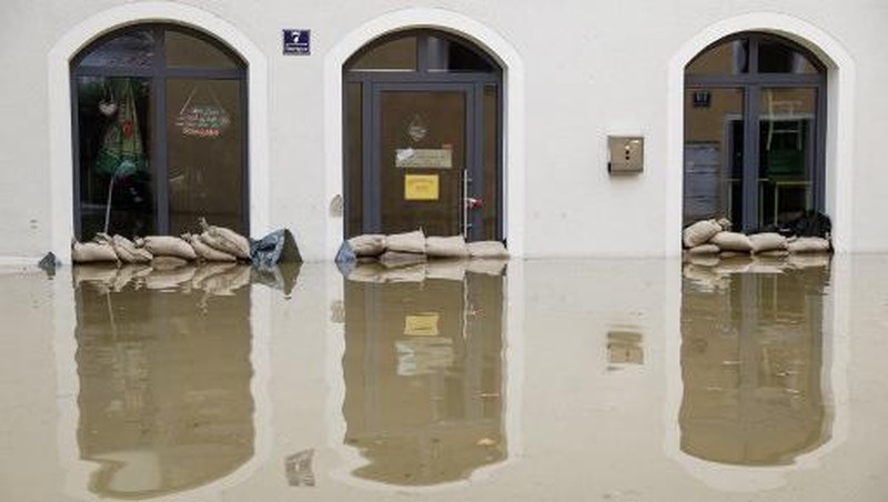 A gold selling shop is under water in a flooded street in the center of Passau in Bavaria, southern Germany, on June 4, 2024. Heavy rains from May 31, 2024 onwards have led to flooding across the southern German states of Baden-Wuerttemberg and Bavaria and that have claimed four lives so far. Thousands of people in these regions had to leave their homes. (Photo by Michaela STACHE / AFP)