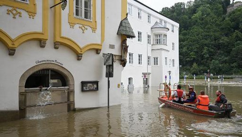 A gold selling shop is under water in a flooded street in the center of Passau in Bavaria, southern Germany, on June 4, 2024. Heavy rains from May 31, 2024 onwards have led to flooding across the southern German states of Baden-Wuerttemberg and Bavaria and that have claimed four lives so far. Thousands of people in these regions had to leave their homes. (Photo by Michaela STACHE / AFP)