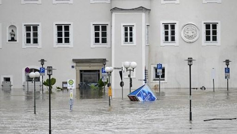 A gold selling shop is under water in a flooded street in the center of Passau in Bavaria, southern Germany, on June 4, 2024. Heavy rains from May 31, 2024 onwards have led to flooding across the southern German states of Baden-Wuerttemberg and Bavaria and that have claimed four lives so far. Thousands of people in these regions had to leave their homes. (Photo by Michaela STACHE / AFP)