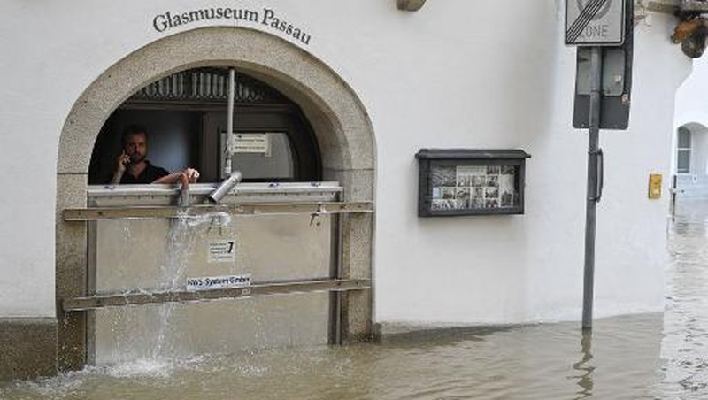 A gold selling shop is under water in a flooded street in the center of Passau in Bavaria, southern Germany, on June 4, 2024. Heavy rains from May 31, 2024 onwards have led to flooding across the southern German states of Baden-Wuerttemberg and Bavaria and that have claimed four lives so far. Thousands of people in these regions had to leave their homes. (Photo by Michaela STACHE / AFP)