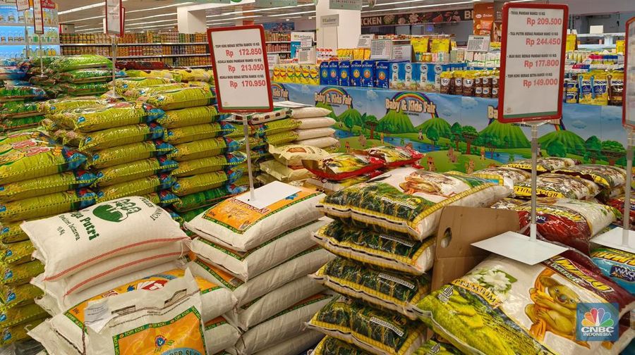Harga beras di ritel modern usai relaksasi HET diperpanjang, 3 Juni 2024. (վ/Damiana Cut Emeria)