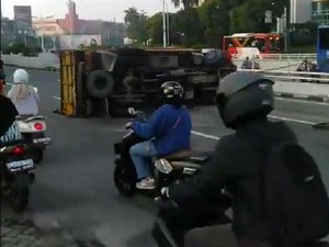 Hati-hati! Ada Evakuasi Truk Terguling di Depan PIM Jaksel