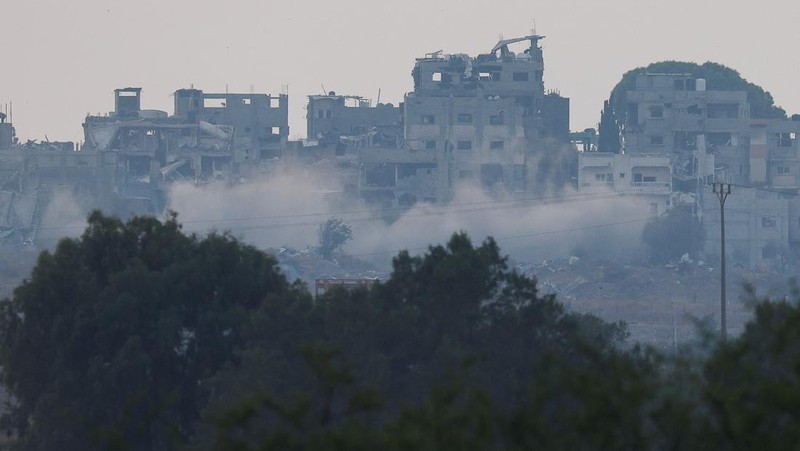 An Israeli soldier stands in a tank, amid the ongoing conflict between Israel and Hamas, near the Israel-Gaza border, in Israel, June 4, 2024. REUTERS/Amir Cohen     TPX IMAGES OF THE DAY