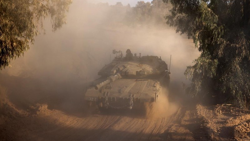 An Israeli soldier stands in a tank, amid the ongoing conflict between Israel and Hamas, near the Israel-Gaza border, in Israel, June 4, 2024. REUTERS/Amir Cohen     TPX IMAGES OF THE DAY
