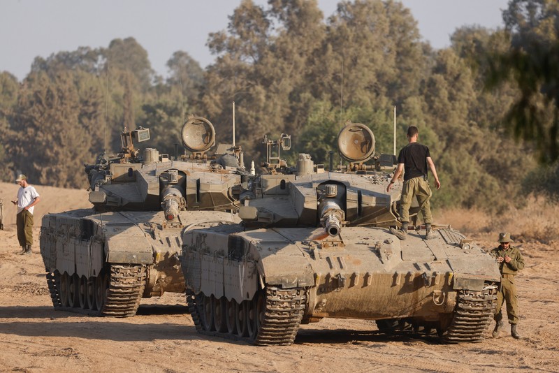 ISRAEL-PALESTINIANS/GAZA An Israeli soldier stands in a tank, amid the ongoing conflict between Israel and Hamas, near the Israel-Gaza border, in Israel, June 4, 2024. REUTERS/Amir Cohen TPX IMAGES OF THE DAY