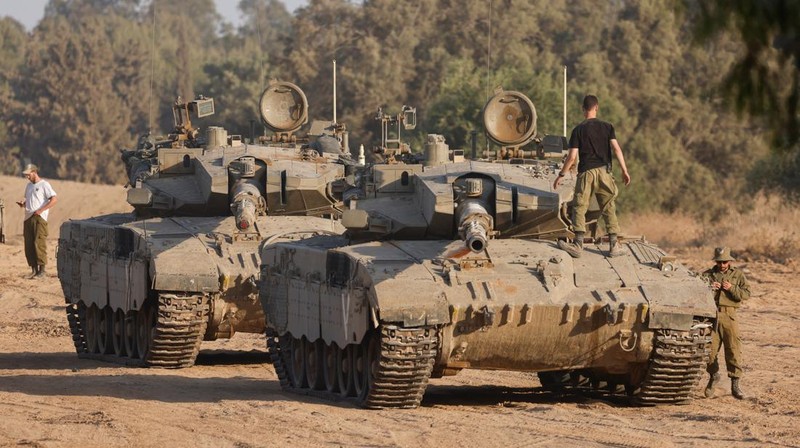 An Israeli soldier stands in a tank, amid the ongoing conflict between Israel and Hamas, near the Israel-Gaza border, in Israel, June 4, 2024. REUTERS/Amir Cohen     TPX IMAGES OF THE DAY