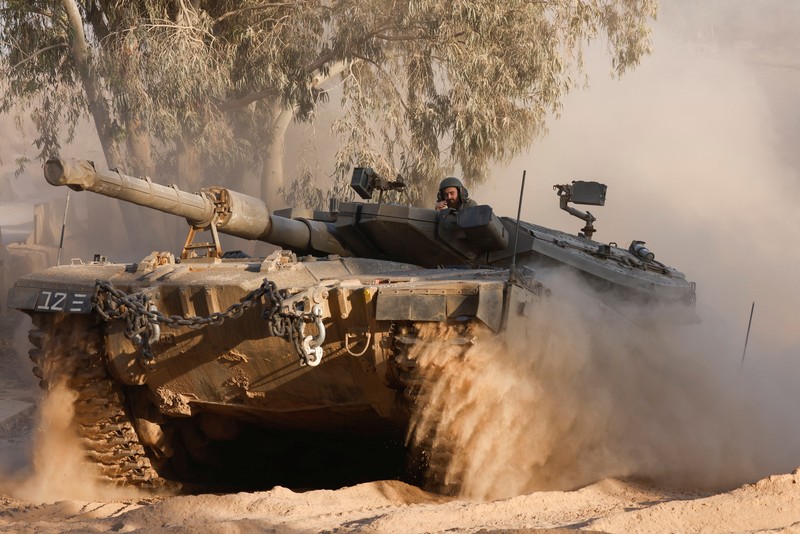 ISRAEL-PALESTINIANS/GAZA An Israeli soldier stands in a tank, amid the ongoing conflict between Israel and Hamas, near the Israel-Gaza border, in Israel, June 4, 2024. REUTERS/Amir Cohen TPX IMAGES OF THE DAY