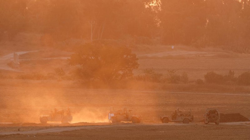 An Israeli soldier stands in a tank, amid the ongoing conflict between Israel and Hamas, near the Israel-Gaza border, in Israel, June 4, 2024. REUTERS/Amir Cohen     TPX IMAGES OF THE DAY