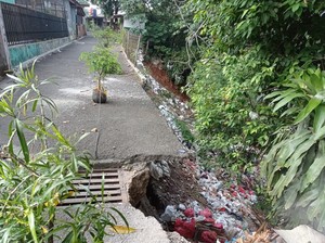 Warga Sebut Jalan Amblas di Pasar Rebo Satu-satunya Akses ke Permukiman