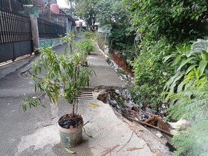Warga Pasar Rebo Jaktim Keluhkan Jalan Ambles, Harap Pemprov Segera Perbaiki