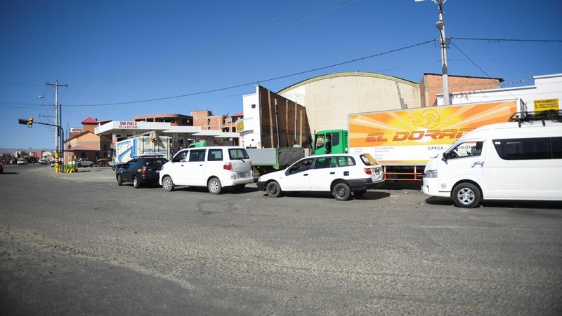 Pengemudi truk memblokir jalan raya menuju Desaguadero saat pengemudi melakukan pemogokan selama 48 jam sebagai protes atas kekurangan bahan bakar dan kurangnya dolar AS, di Laja, dekat El Alto, Bolivia 3 Juni 2024. (REUTERS/Claudia Morales)