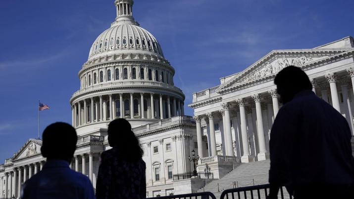 Orang-orang berjalan di luar gedung AS Capitol di Washington, 9 Juni 2022. (AP Photo/Patrick Semansky/File Foto)