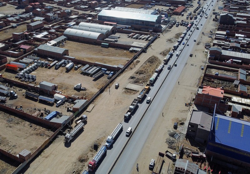 Pengemudi truk memblokir jalan raya menuju Desaguadero saat pengemudi melakukan pemogokan selama 48 jam sebagai protes atas kekurangan bahan bakar dan kurangnya dolar AS, di Laja, dekat El Alto, Bolivia 3 Juni 2024. Pengemudi truk memblokir jalan raya menuju Desaguadero saat pengemudi melakukan pemogokan selama 48 jam sebagai protes atas kekurangan bahan bakar dan kurangnya dolar AS, di Laja, dekat El Alto, Bolivia 3 Juni 2024. (REUTERS/Claudia Morales)
