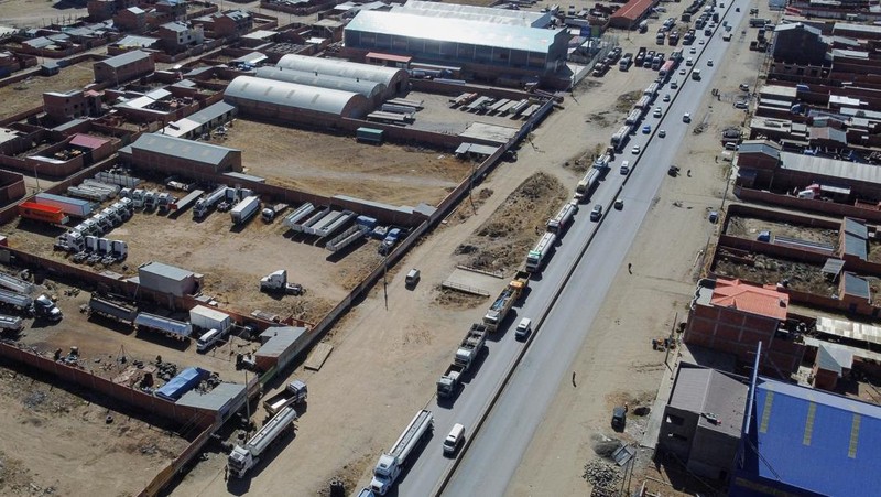 Pengemudi truk memblokir jalan raya menuju Desaguadero saat pengemudi melakukan pemogokan selama 48 jam sebagai protes atas kekurangan bahan bakar dan kurangnya dolar AS, di Laja, dekat El Alto, Bolivia 3 Juni 2024. (REUTERS/Claudia Morales)