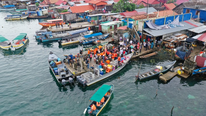 Pemandangan drone menunjukkan penduduk dan otoritas pemerintah di pulau Gardi Sugdub ketika keluarga-keluarga dari kelompok adat Guna memulai eksodus mereka dari pulau kecil itu seiring naiknya air laut yang melanda rumah-rumah, di Panama, 3 Juni 2024 dalam gambar selebaran ini. Pemandangan drone menunjukkan penduduk dan otoritas pemerintah di pulau Gardi Sugdub ketika keluarga-keluarga dari kelompok adat Guna memulai eksodus mereka dari pulau kecil itu seiring naiknya air laut yang melanda rumah-rumah, di Panama, 3 Juni 2024 dalam gambar selebaran ini. (Presidencia de Panama/Handout via REUTERS)