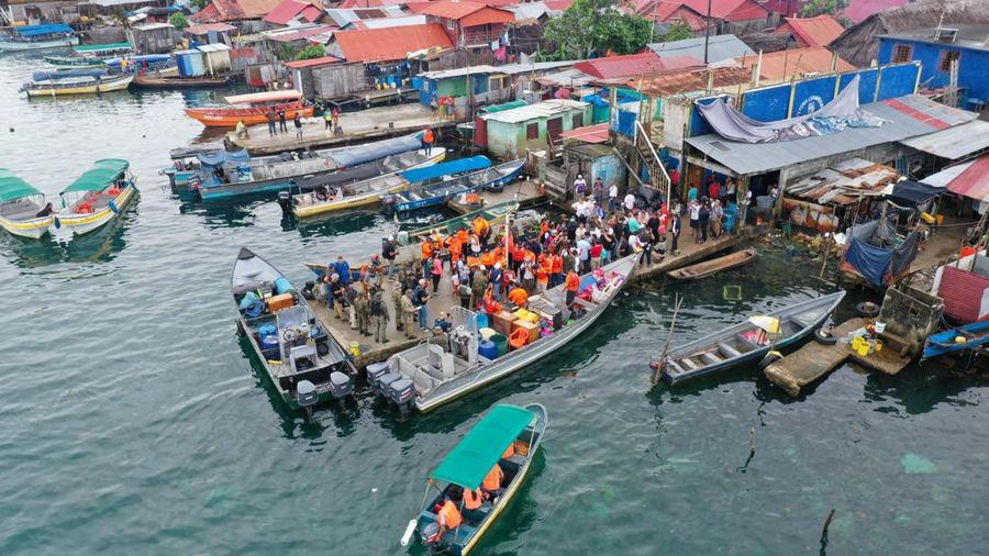 Pemandangan drone menunjukkan penduduk dan otoritas pemerintah di pulau Gardi Sugdub ketika keluarga-keluarga dari kelompok adat Guna memulai eksodus mereka dari pulau kecil itu seiring naiknya air laut yang melanda rumah-rumah, di Panama, 3 Juni 2024 dalam gambar selebaran ini. (Presidencia de Panama/Handout via REUTERS)