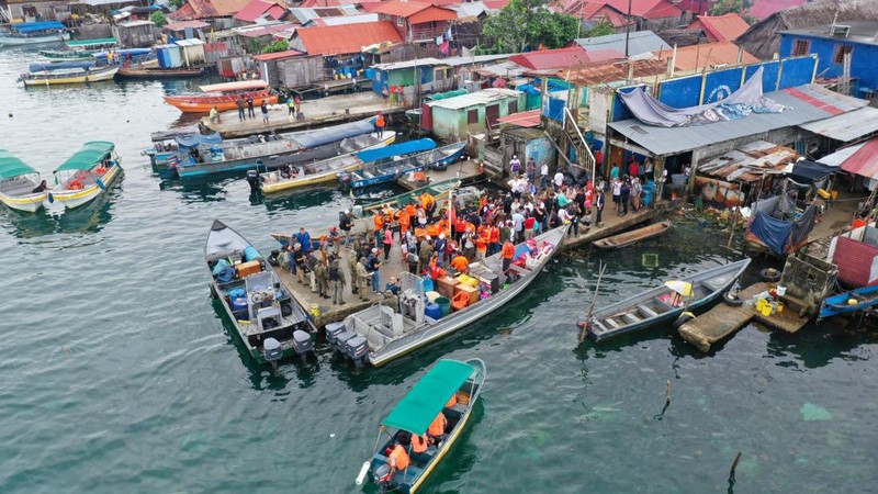 Pemandangan drone menunjukkan penduduk dan otoritas pemerintah di pulau Gardi Sugdub ketika keluarga-keluarga dari kelompok adat Guna memulai eksodus mereka dari pulau kecil itu seiring naiknya air laut yang melanda rumah-rumah, di Panama, 3 Juni 2024 dalam gambar selebaran ini. (Presidencia de Panama/Handout via REUTERS)