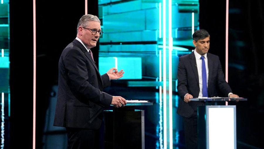 Pemimpin Partai Buruh Inggris Keir Starmer berdebat dengan pemimpin Partai Konservatif dan Perdana Menteri Rishi Sunak, saat ITV menjadi tuan rumah debat head-to-head pertama pemilu, di Manchester, Inggris, 4 Juni 2024 dalam gambar selebaran ini. (Jonathan Hordle/ITV/Handout via REUTERS)