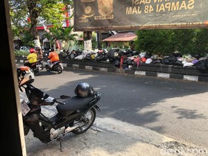 Pedagang Sambat Bau Tumpukan Sampah di Gejayan Bikin Muntah