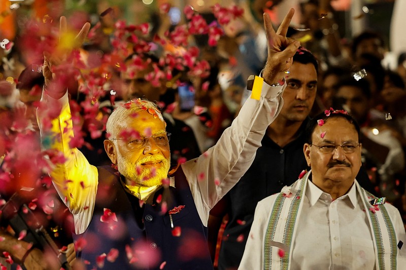 Perdana Menteri India Narendra Modi memberi isyarat saat ia tiba di markas besar Partai Bharatiya Janata (BJP) di New Delhi, India, 4 Juni 2024. Perdana Menteri India Narendra Modi memberi isyarat saat ia tiba di markas besar Partai Bharatiya Janata (BJP) di New Delhi, India, 4 Juni 2024. (REUTERS/Adnan Abidi)