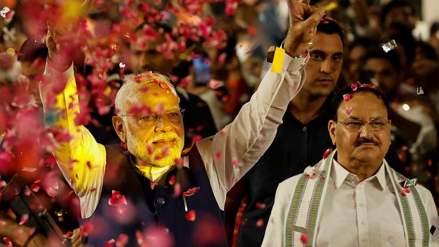 Pendukung melemparkan kelopak bunga ke arah Perdana Menteri India Narendra Modi saat ia tiba di markas besar Partai Bharatiya Janata (BJP) di New Delhi, India, 4 Juni 2024. (REUTERS/Adnan Abidi)