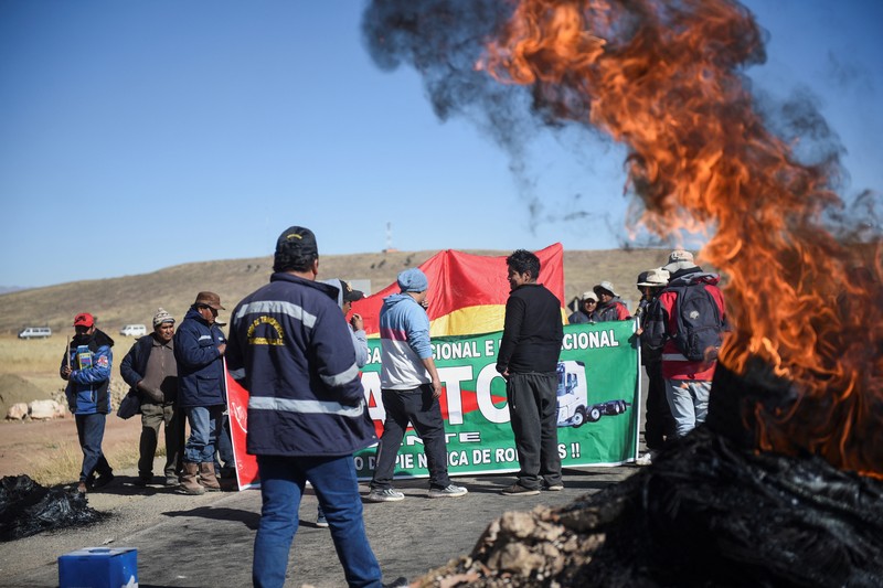 Pengemudi truk memblokir jalan raya menuju Desaguadero saat pengemudi melakukan pemogokan selama 48 jam sebagai protes atas kekurangan bahan bakar dan kurangnya dolar AS, di Laja, dekat El Alto, Bolivia 3 Juni 2024. (REUTERS/Claudia Morales)