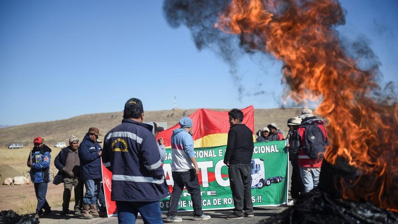 Pengemudi truk memblokir jalan raya menuju Desaguadero saat pengemudi melakukan pemogokan selama 48 jam sebagai protes atas kekurangan bahan bakar dan kurangnya dolar AS, di Laja, dekat El Alto, Bolivia 3 Juni 2024. (REUTERS/Claudia Morales)
