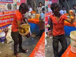 Mengaduk Makanan Pakai Ember Bekas Cat, Penjual Ini Viral