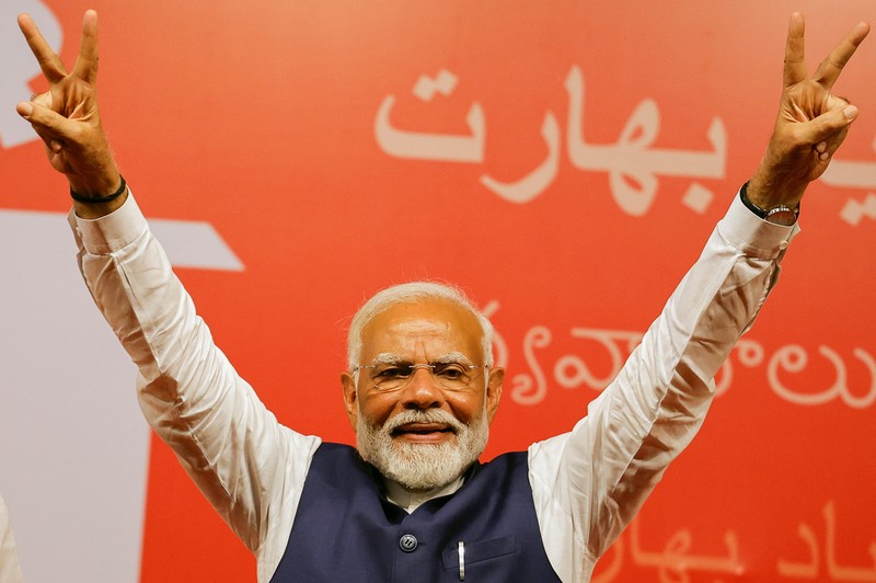 Perdana Menteri India Narendra Modi memberi isyarat saat ia tiba di markas besar Partai Bharatiya Janata (BJP) di New Delhi, India, 4 Juni 2024. (REUTERS/Adnan Abidi)