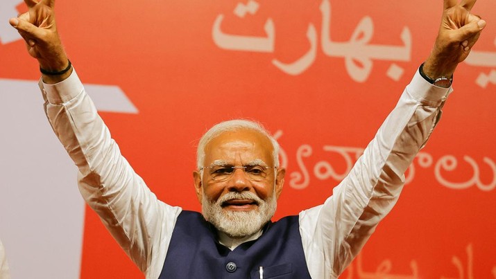 Perdana Menteri India Narendra Modi memberi isyarat, di markas besar Partai Bharatiya Janata (BJP) di New Delhi, India, 4 Juni 2024. (REUTERS/Adnan Abidi)