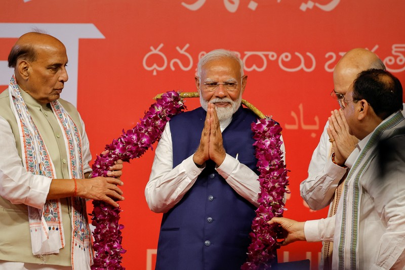 Perdana Menteri India Narendra Modi memberi isyarat saat ia tiba di markas besar Partai Bharatiya Janata (BJP) di New Delhi, India, 4 Juni 2024. (REUTERS/Adnan Abidi)