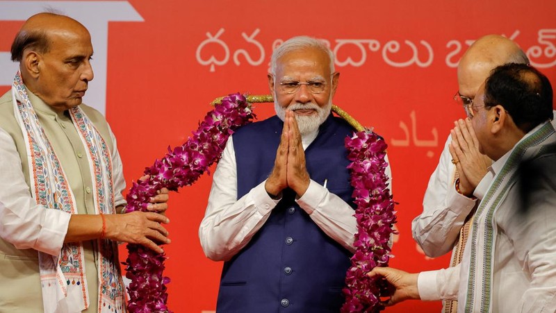 Perdana Menteri India Narendra Modi memberi isyarat saat ia tiba di markas besar Partai Bharatiya Janata (BJP) di New Delhi, India, 4 Juni 2024. (REUTERS/Adnan Abidi)