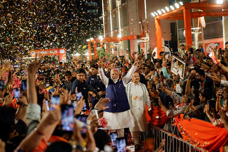 Perdana Menteri India Narendra Modi memberi isyarat saat ia tiba di markas besar Partai Bharatiya Janata (BJP) di New Delhi, India, 4 Juni 2024. (REUTERS/Adnan Abidi)