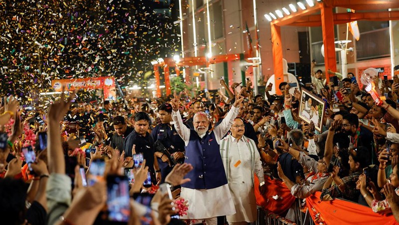 Perdana Menteri India Narendra Modi memberi isyarat saat ia tiba di markas besar Partai Bharatiya Janata (BJP) di New Delhi, India, 4 Juni 2024. (REUTERS/Adnan Abidi)