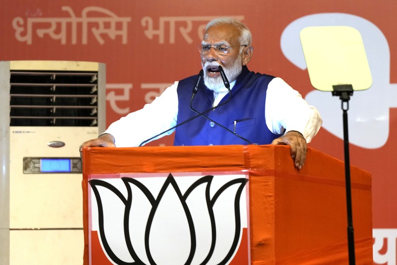 Perdana Menteri India Narendra Modi memberi isyarat saat ia tiba di markas besar Partai Bharatiya Janata (BJP) di New Delhi, India, 4 Juni 2024. Perdana Menteri India Narendra Modi memberi isyarat saat ia tiba di markas besar Partai Bharatiya Janata (BJP) di New Delhi, India, 4 Juni 2024. (REUTERS/Adnan Abidi)