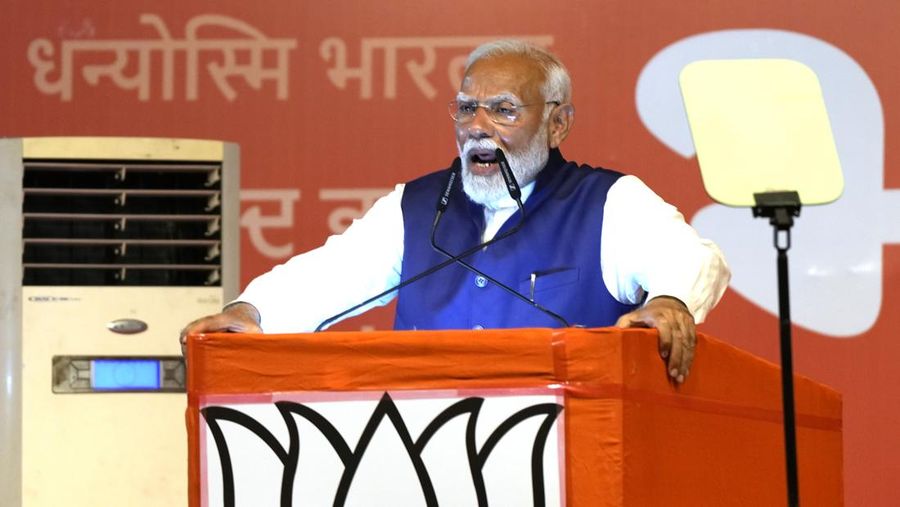 Perdana Menteri India Narendra Modi memberi isyarat saat ia tiba di markas besar Partai Bharatiya Janata (BJP) di New Delhi, India, 4 Juni 2024. (REUTERS/Adnan Abidi)