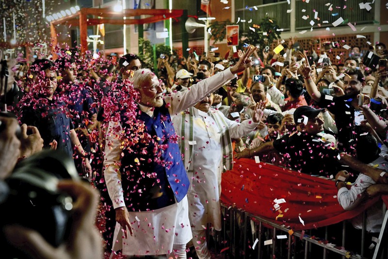 Perdana Menteri India Narendra Modi memberi isyarat saat ia tiba di markas besar Partai Bharatiya Janata (BJP) di New Delhi, India, 4 Juni 2024. (REUTERS/Adnan Abidi)