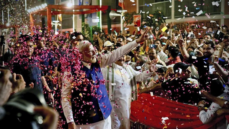 Perdana Menteri India Narendra Modi memberi isyarat saat ia tiba di markas besar Partai Bharatiya Janata (BJP) di New Delhi, India, 4 Juni 2024. (REUTERS/Adnan Abidi)