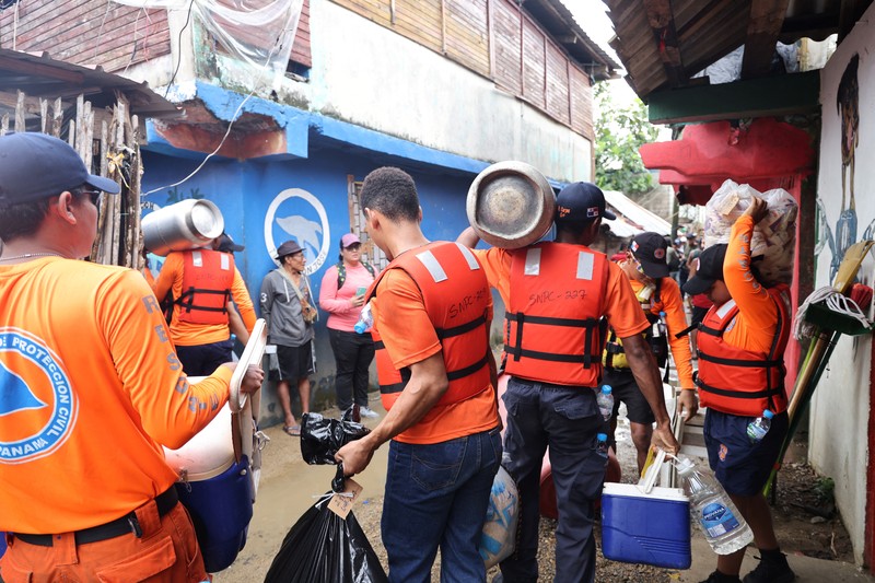 Pemandangan drone menunjukkan penduduk dan otoritas pemerintah di pulau Gardi Sugdub ketika keluarga-keluarga dari kelompok adat Guna memulai eksodus mereka dari pulau kecil itu seiring naiknya air laut yang melanda rumah-rumah, di Panama, 3 Juni 2024 dalam gambar selebaran ini. Pemandangan drone menunjukkan penduduk dan otoritas pemerintah di pulau Gardi Sugdub ketika keluarga-keluarga dari kelompok adat Guna memulai eksodus mereka dari pulau kecil itu seiring naiknya air laut yang melanda rumah-rumah, di Panama, 3 Juni 2024 dalam gambar selebaran ini. (Presidencia de Panama/Handout via REUTERS)