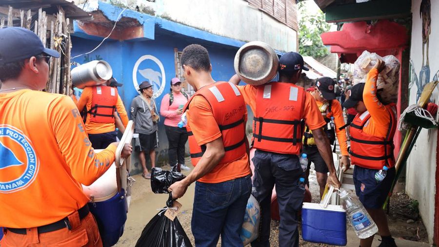 Pemandangan drone menunjukkan penduduk dan otoritas pemerintah di pulau Gardi Sugdub ketika keluarga-keluarga dari kelompok adat Guna memulai eksodus mereka dari pulau kecil itu seiring naiknya air laut yang melanda rumah-rumah, di Panama, 3 Juni 2024 dalam gambar selebaran ini. (Presidencia de Panama/Handout via REUTERS)