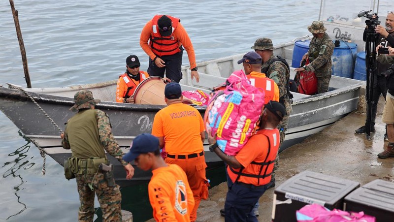 Pemandangan drone menunjukkan penduduk dan otoritas pemerintah di pulau Gardi Sugdub ketika keluarga-keluarga dari kelompok adat Guna memulai eksodus mereka dari pulau kecil itu seiring naiknya air laut yang melanda rumah-rumah, di Panama, 3 Juni 2024 dalam gambar selebaran ini. (Presidencia de Panama/Handout via REUTERS)