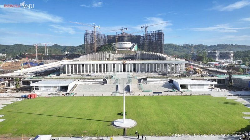 Presiden Joko Widodo meninjau lokasi lapangan upacara HUT Ke-79 Kemerdekaan RI, IKN, Rabu (5/6/2024). (Dok. Sekretariat Presiden/Rusman)