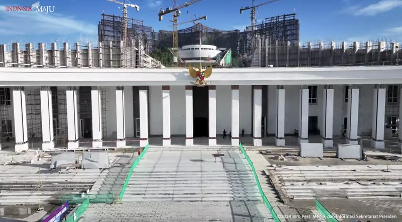 Presiden Joko Widodo meninjau lokasi lapangan upacara HUT Ke-79 Kemerdekaan RI, IKN, Rabu (5/6/2024). (Dok. Sekretariat Presiden/Rusman)