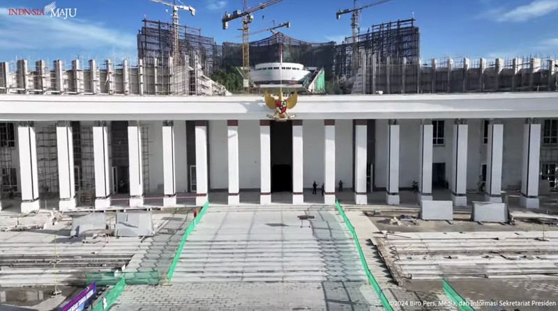 Presiden Joko Widodo meninjau lokasi lapangan upacara HUT Ke-79 Kemerdekaan RI, IKN, Rabu (5/6/2024). (Dok. Sekretariat Presiden/Rusman)