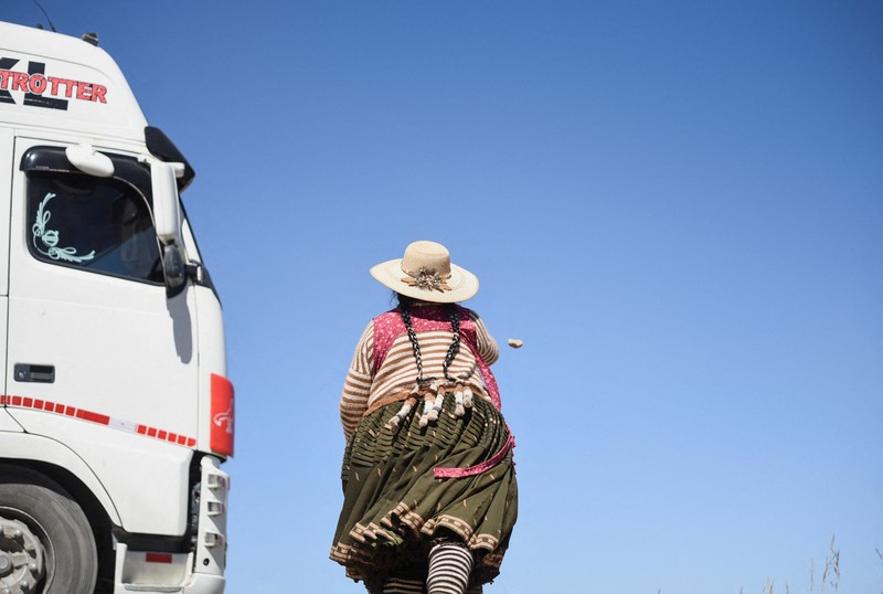 Pengemudi truk memblokir jalan raya menuju Desaguadero saat pengemudi melakukan pemogokan selama 48 jam sebagai protes atas kekurangan bahan bakar dan kurangnya dolar AS, di Laja, dekat El Alto, Bolivia 3 Juni 2024. Pengemudi truk memblokir jalan raya menuju Desaguadero saat pengemudi melakukan pemogokan selama 48 jam sebagai protes atas kekurangan bahan bakar dan kurangnya dolar AS, di Laja, dekat El Alto, Bolivia 3 Juni 2024. (REUTERS/Claudia Morales)