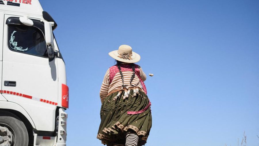 Pengemudi truk memblokir jalan raya menuju Desaguadero saat pengemudi melakukan pemogokan selama 48 jam sebagai protes atas kekurangan bahan bakar dan kurangnya dolar AS, di Laja, dekat El Alto, Bolivia 3 Juni 2024. (REUTERS/Claudia Morales)